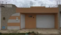 Casa Padrão Desocupada com 2 Quartos e 1 Vaga de Garagem