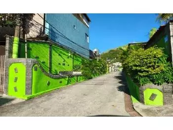 Casa ocupada com 187 m² construídos em terreno de 239 m²