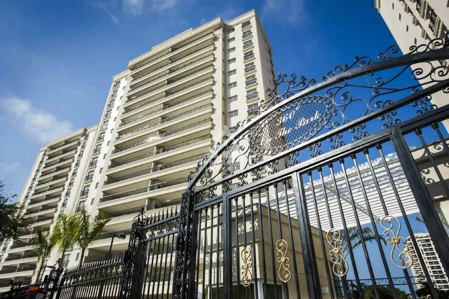 Cobertura com 401m², 4 vagas, desocupada