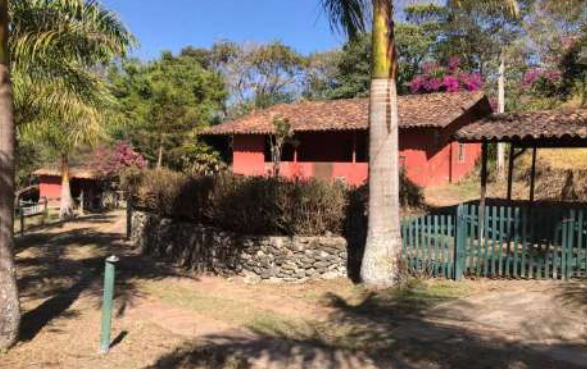 Chácara com 4 quartos, 5 banheiros, piscina e garagem para 2 carros