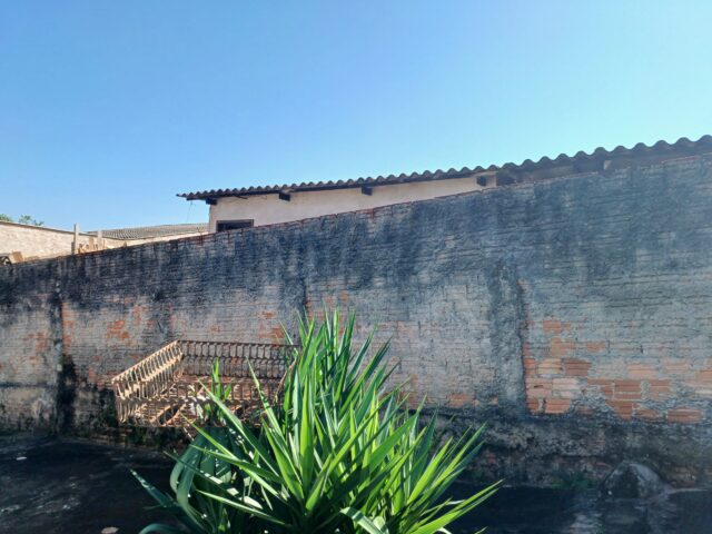 Lote de terras com 292,26 m² e 55,87 m² construídos