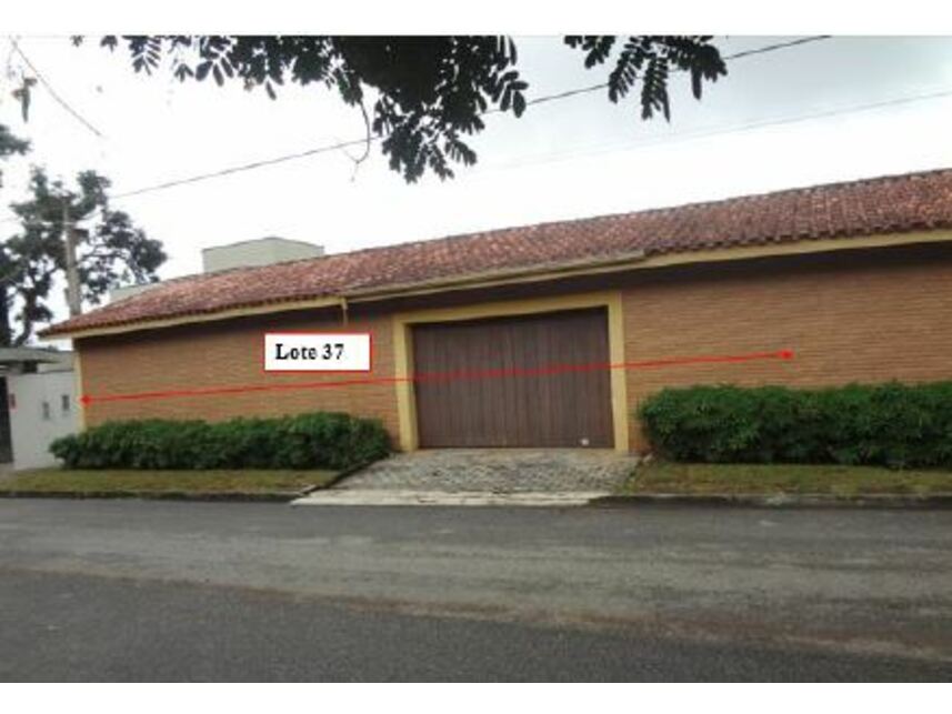 Terreno 576m² com 30m² construídos em leilão judicial em Atibaia/SP