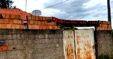 Casa com 1 quarto, 1 vaga e 47,5m² construída, desocupada