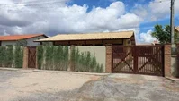 Casa ocupada com 4 quartos, 6 banheiros e 205 m²