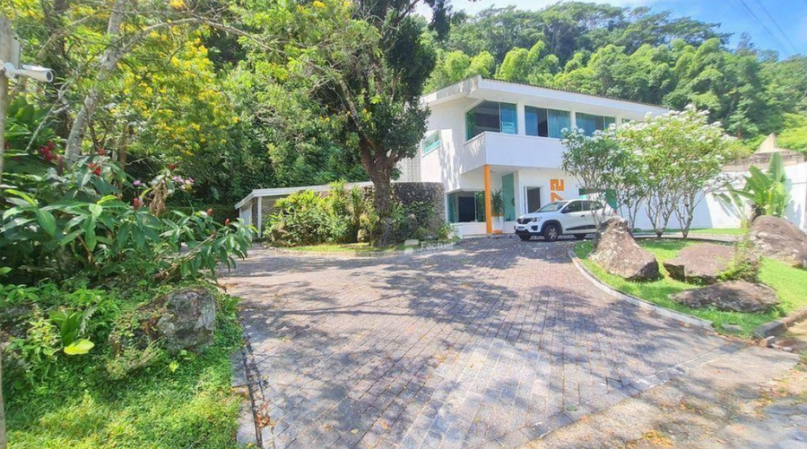 Casa em Condomínio com 5 quartos e 8 vagas, 2.400m², ocupada