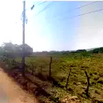 Terreno amplo 50.820 m² com construções, beira de pista, pagamento em até 60x