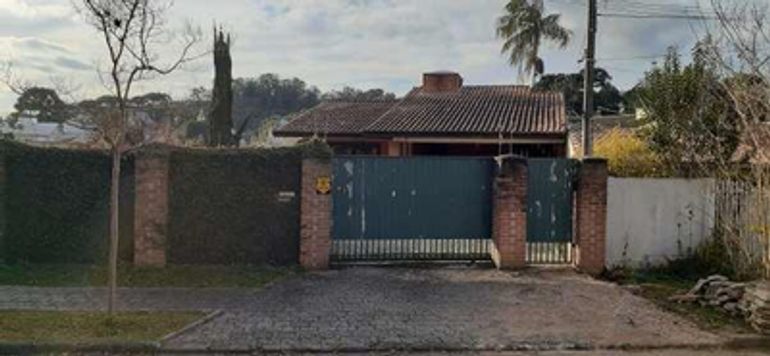 Residência em alvenaria com 300,63m², 4 quartos, piscina e garagem