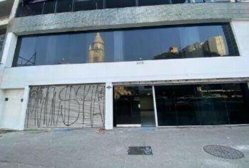 Loja comercial desocupada com 220,06m² + 24,00m² (subsolo)