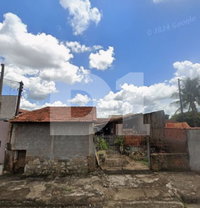 Casa com 52m² construídos e 250m² de terreno, desocupada