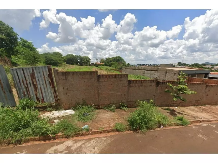 Terreno desocupado com 1.309m² em área central, ideal para investimento