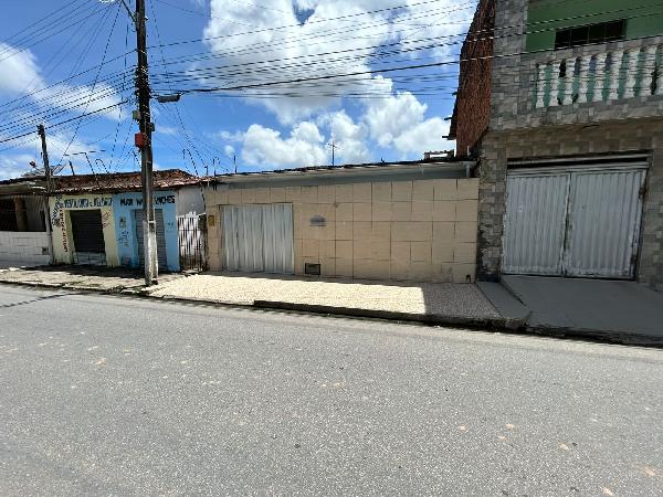 Casa com 2 quartos, 1 banheiro, 2 salas, cozinha e área de serviço