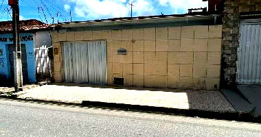Casa com 2 quartos, 1 banheiro, 2 salas, cozinha e área de serviço