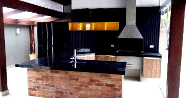 Casa desocupada com 4 quartos, 450m² de terreno e 433m² construídos