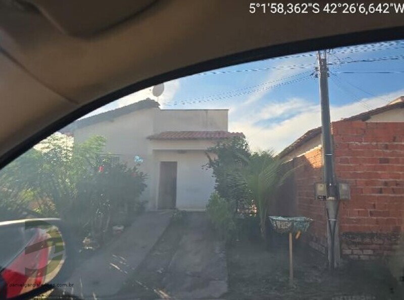 Casa com 2 quartos e varanda em condomínio