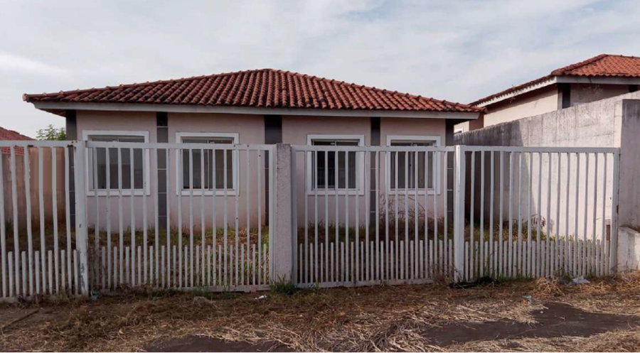 Casa geminada com 85m² cada, 252m² de terreno, ocupada