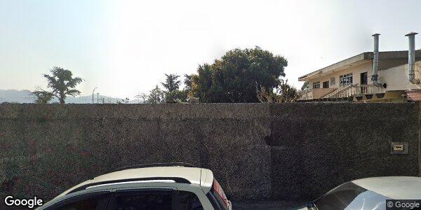Terreno triangular com 360m² e construção de 112m², ótimo potencial