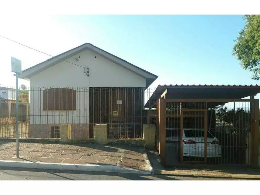 Casa com 1 vaga de garagem, 420m² de terreno e 231m² construídos