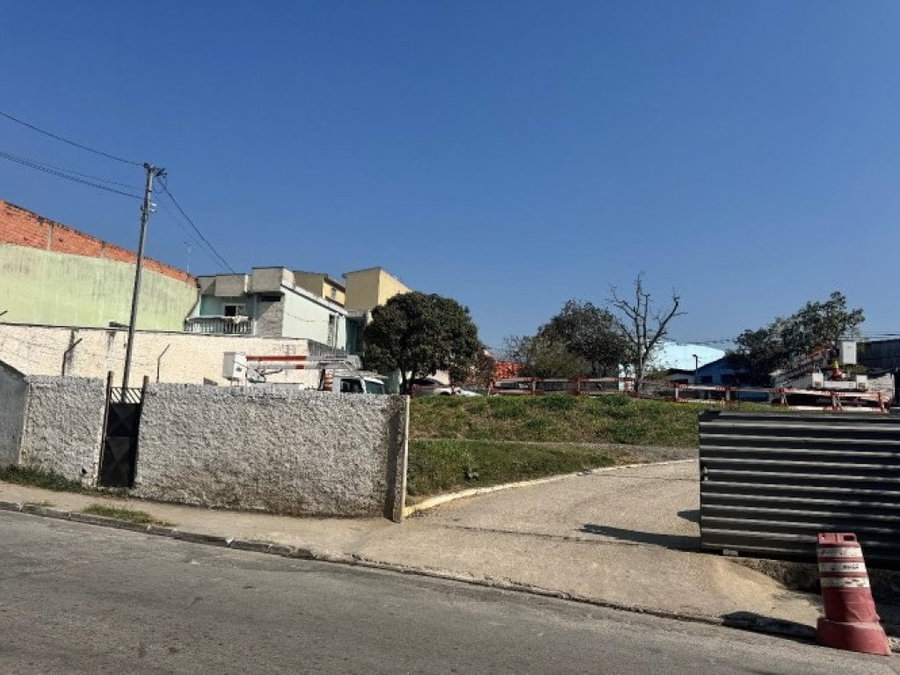 Terreno de 1.175 m² com parte ideal de 12,50% em Cidade Dutra