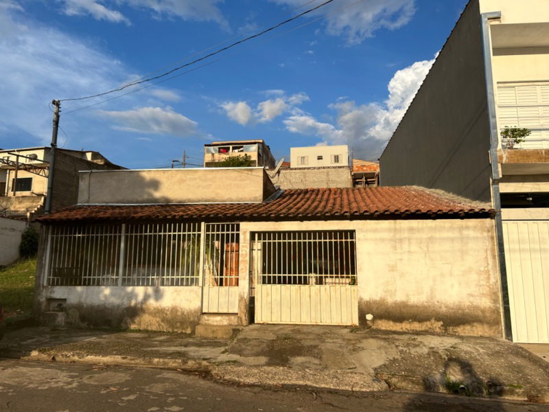 Casa com 3 quartos e 2 banheiros em Varginha/MG