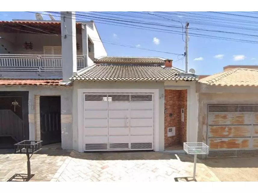 Casa com 1 vaga, 125m² terreno e 108m² construída, desocupada