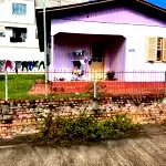Casa de madeira com lote urbano, aceita lance parcelado