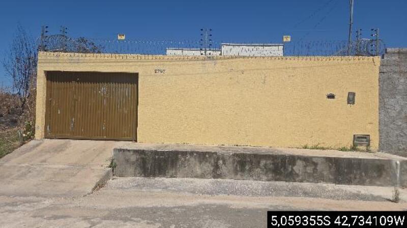 Casa com 2 quartos, varanda e área de serviço em Teresina