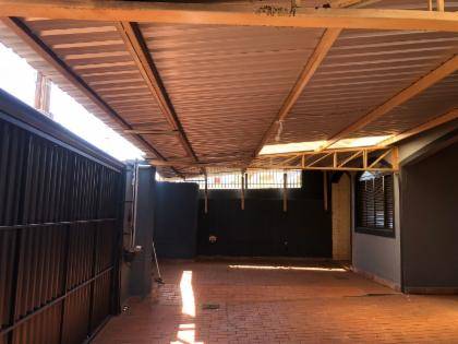 Casa ocupada com 360m² terreno e 341m² construída