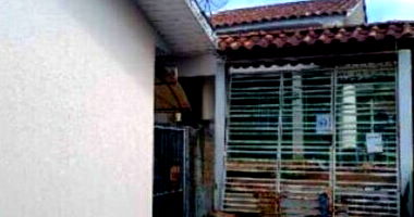Casa com 3 quartos, 1 banheiro, 1 vaga, 77.85m² construída, ocupada