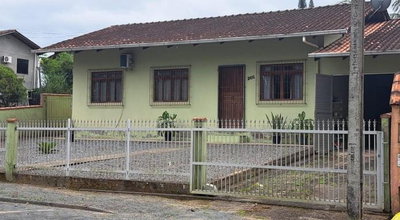 Casa com 3 quartos em lote de 388m² no Bairro Carijós