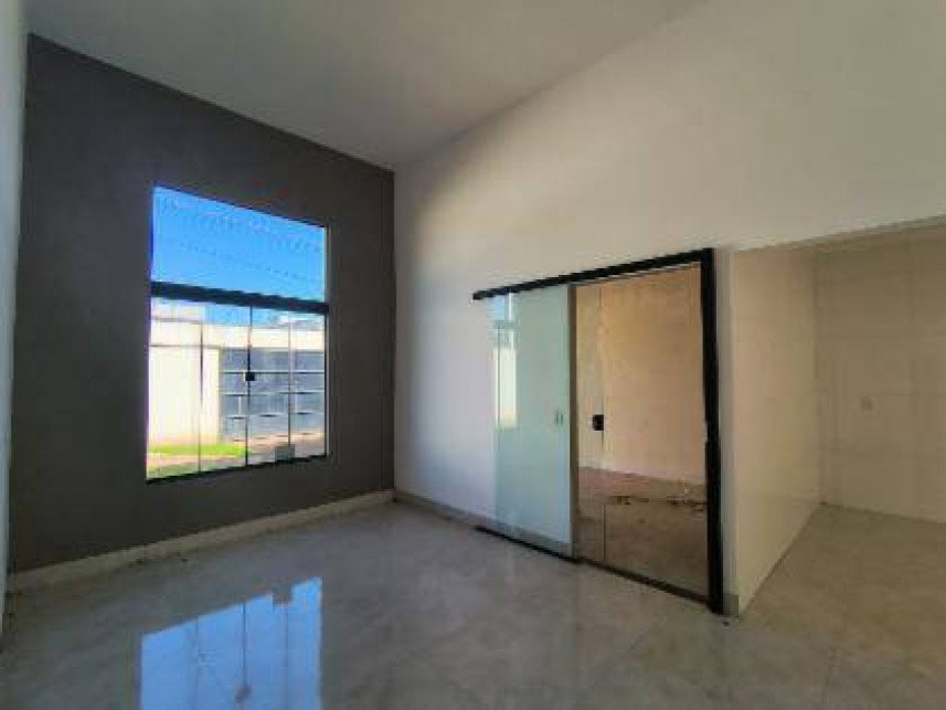 Casa desocupada com 104 m² de área construída