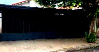 Casa ocupada com 120m² construída e 170m² de terreno