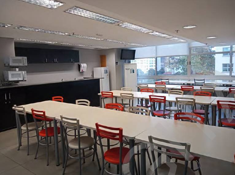 Sala comercial desocupada com 870 m² de área privativa