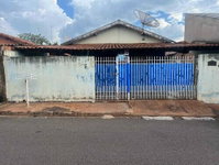 Casa Ocupada com 3 Quartos no Centro de Castilho, SP