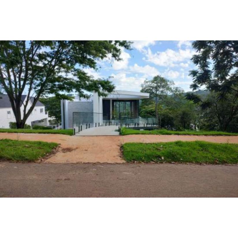 Casa com 357m² em terreno de 2.184m², ocupada