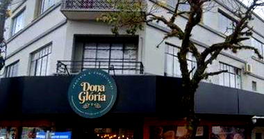 Prédio com 5 apartamentos e 2 salas comerciais