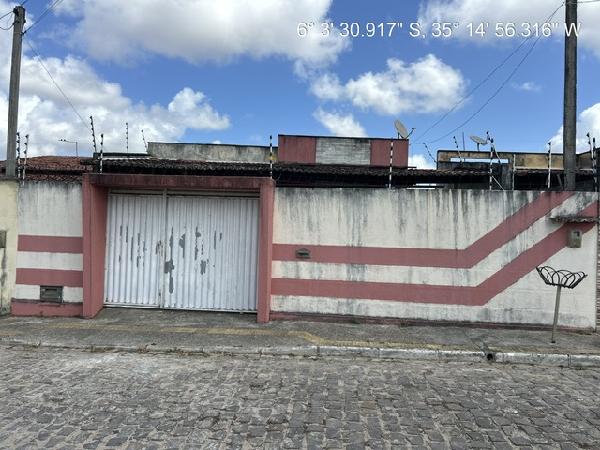 Casa com 3 quartos, 1 banheiro, 105m² construída, desocupada
