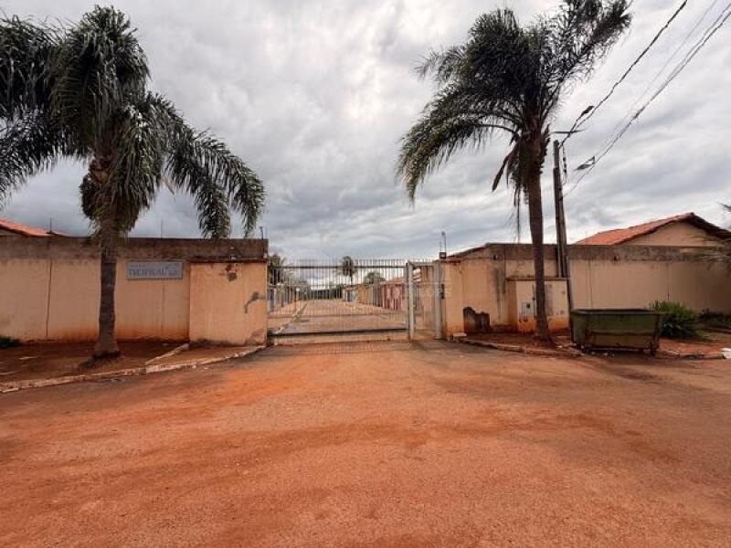 Casa com 3 quartos, 1 banheiro e 1 vaga de garagem