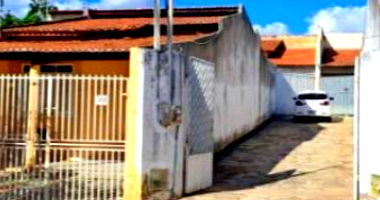 4 casas residenciais com 2 quartos e garagem, padrão normal