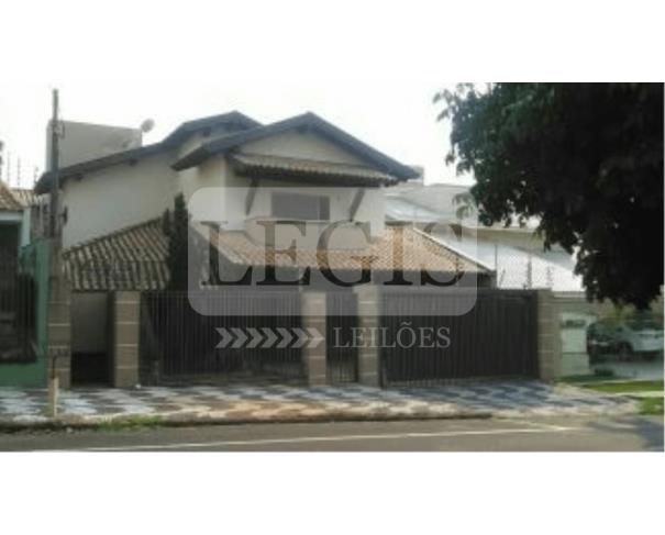 Sobrado residencial com 381,52m², 4 quartos, 2 banheiros, piscina e área de lazer