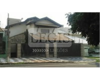 Sobrado residencial com 381,52m², 4 quartos, 2 banheiros, piscina e área de lazer
