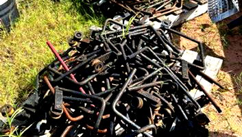 Monovia desmontada com barras, ganchos e suportes