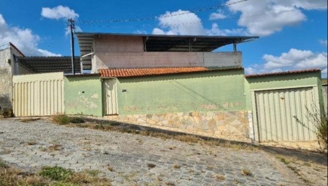Casa padrão desocupada com 1 vaga e 292m² construída