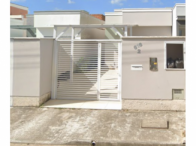 Direitos de 2 casas com 5 quartos, 2 banheiros e garagem
