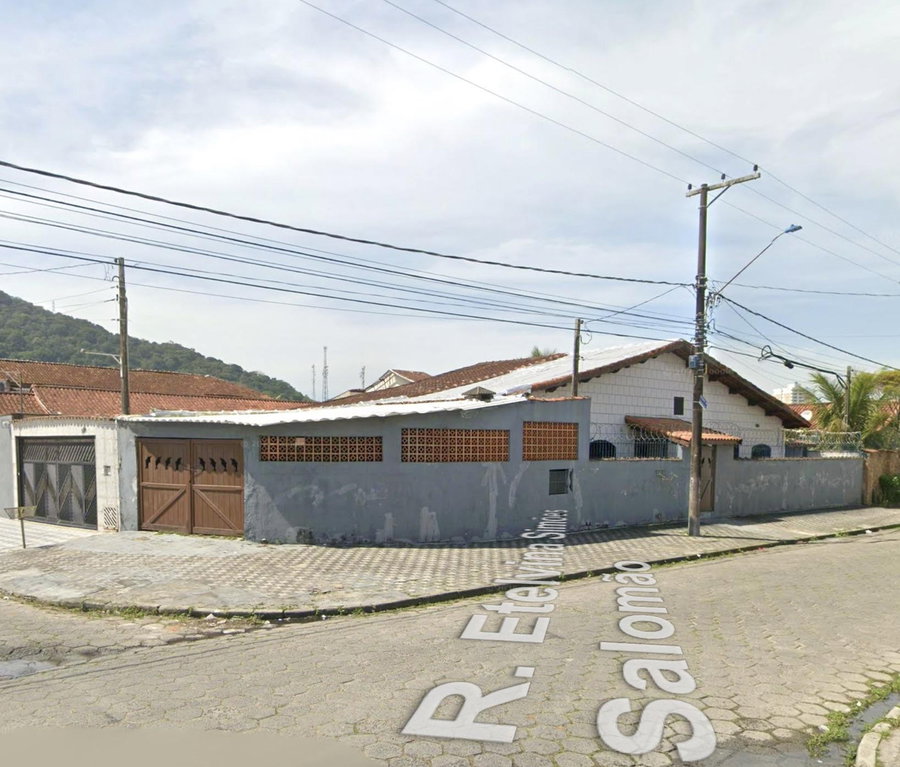 Casa térrea com 2 vagas, 70m², desocupada em Mongaguá