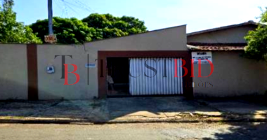 Casa com 69,8m² construída em terreno de 420m², ocupada