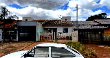 Casa com 2 quartos, 1 banheiro, varanda e 1 vaga de garagem