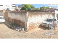 Terreno baldio com 161,50m² e delimitado com muro de concreto