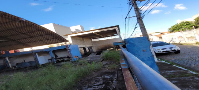 Terreno 360m² com Edificação -
