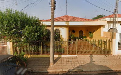 Casa residencial com 3 quartos, 2 banheiros, 2 halls e área construída de 243m², ocupada