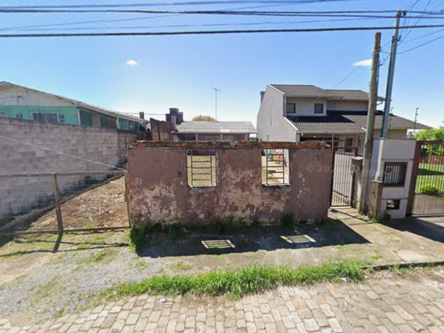 Terreno urbano com 330m² e construção de 83,80m² em Caxias do Sul